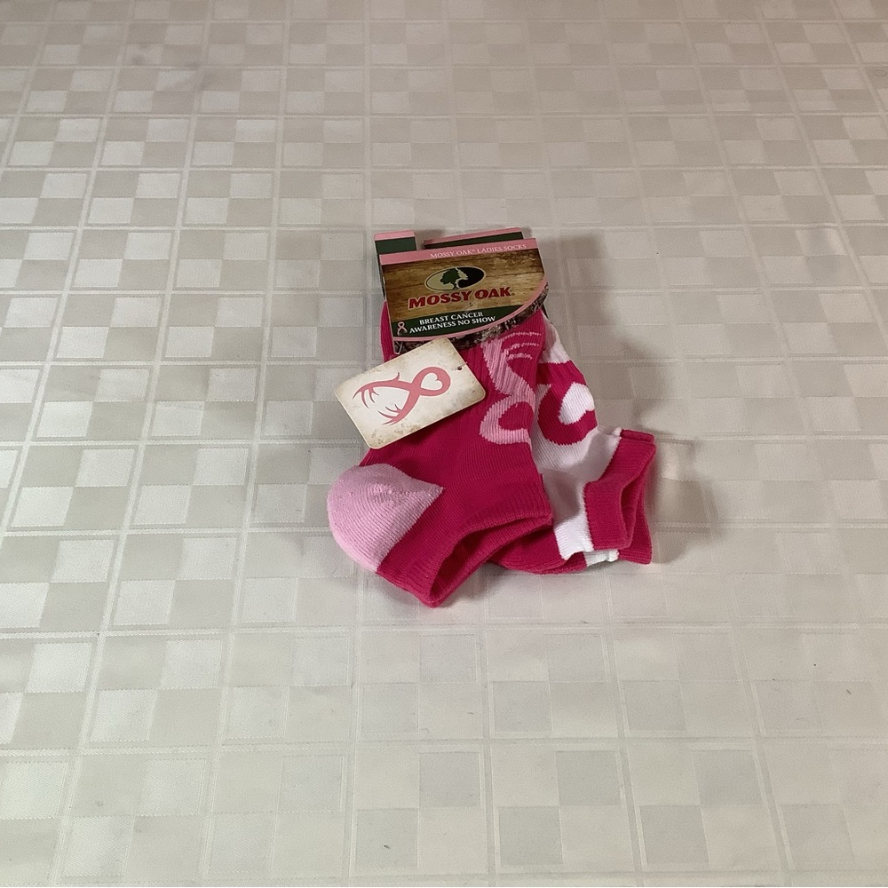 New 2 pairs of ladies Mossy Oak Pink breast cancer awareness no show Socks